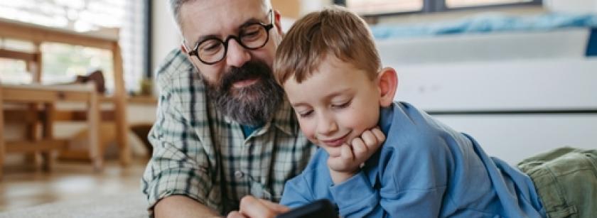 cum-aleg-un-telefon-pentru-copii